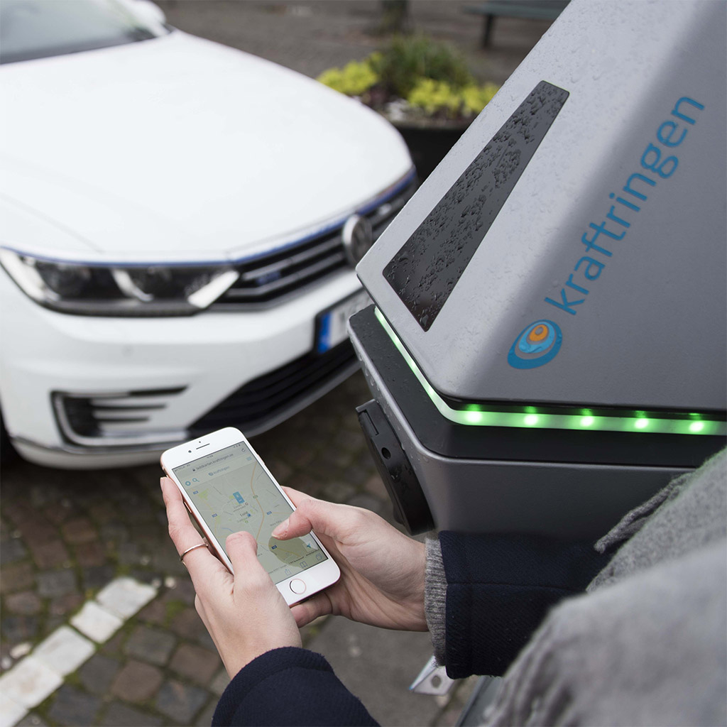 Kraftringen testimonial cover. Person charging their car at a EV charger.